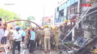 India, incendio in un edificio commerciale: almeno 14 morti, molti erano studenti
