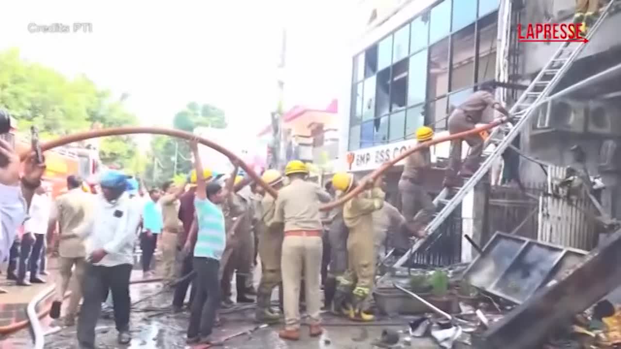 india incendio in un edificio commerciale almeno 14 morti molti erano studenti da Lapresse.it india incendio in un edificio commerciale almeno 14 morti molti erano studenti