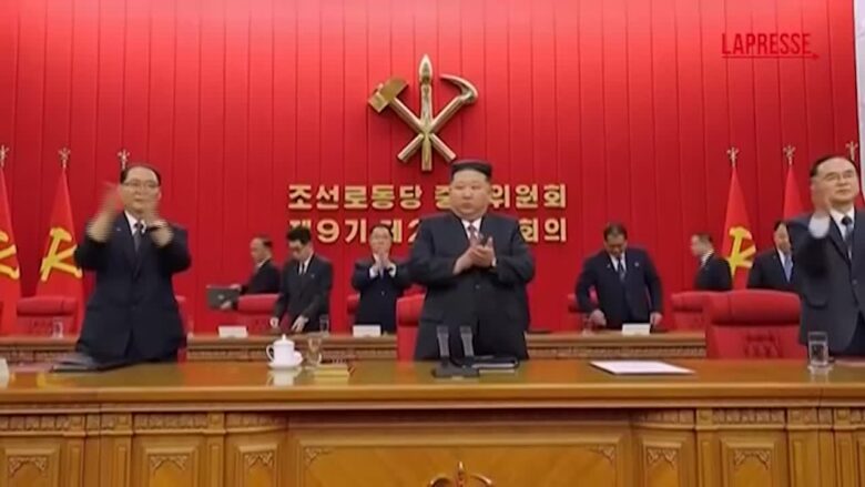Corea del Nord, solita ovazione per Kim Jong Un a riunione Partito lavoratori