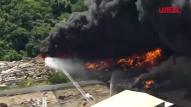 Usa, maxi incendio a Houston: il fumo nero oscura il cielo