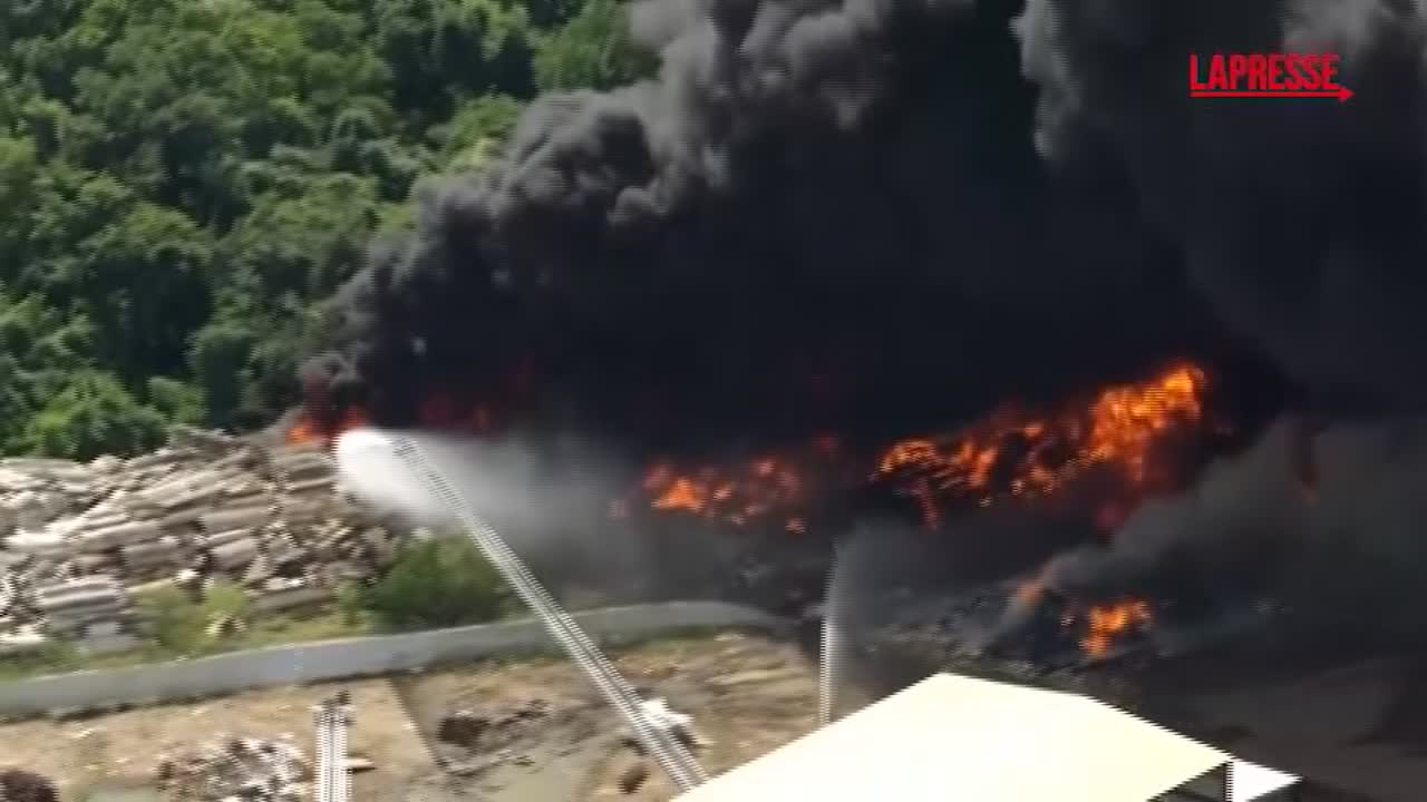 usa maxi incendio a houston il fumo nero oscura il cielo da Lapresse.it usa maxi incendio a houston il fumo nero oscura il cielo