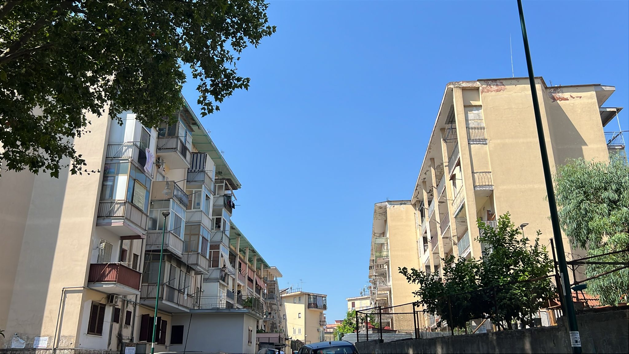 Napoli, 21enne ucciso a colpi di pistola sotto casa: era incensurato Napoli, 21enne ucciso a colpi di pistola sotto casa: era incensurato