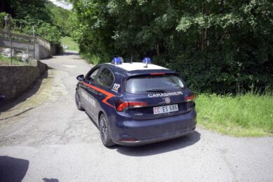 Camaiore, spara e uccide moglie e figlio