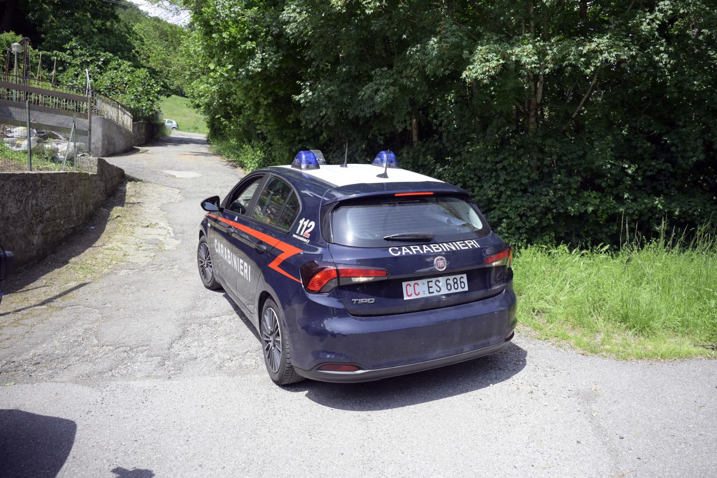 Camaiore, spara e uccide moglie e figlio
