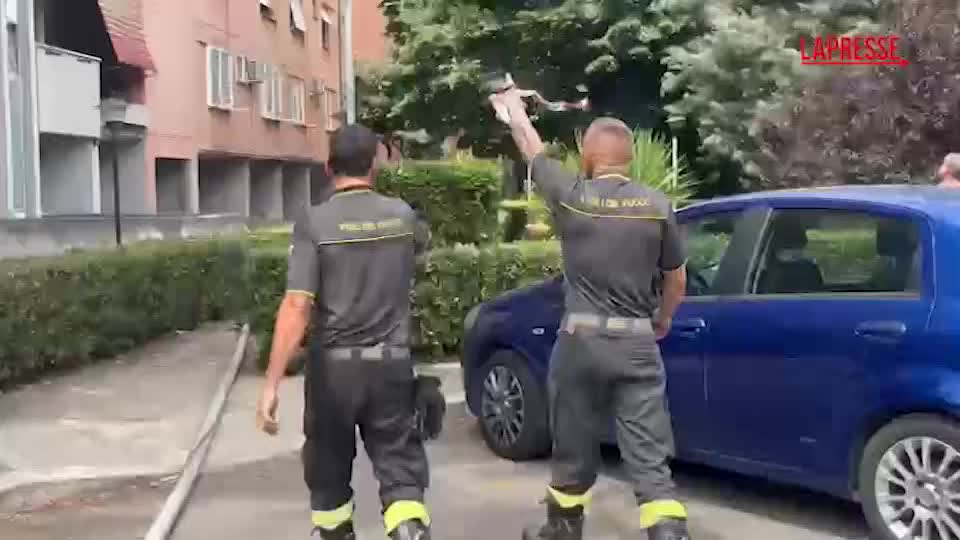 Roma, incendio in un appartamento: l'intervento dei vigili del fuoco