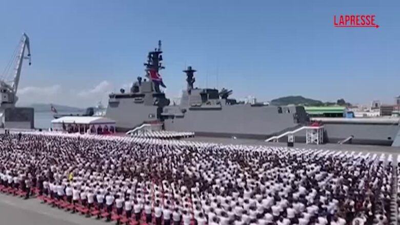 Corea del Nord, Kim Jong Un vara un cacciatorpediniere da 5mila tonnellate