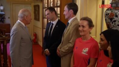 Re Carlo incontra la giocatrici rifugiate della nazionale afghana di cricket