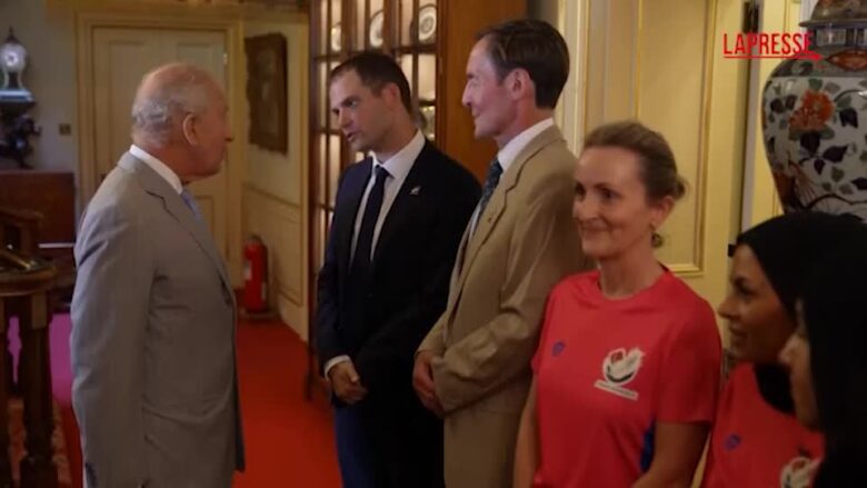 Re Carlo incontra la giocatrici rifugiate della nazionale afghana di cricket