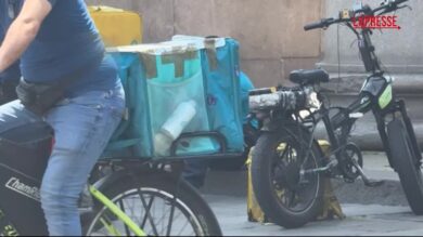 Milano, il caldo non ferma le consegne dei rider