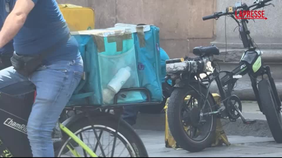 Milano, il caldo non ferma le consegne dei rider