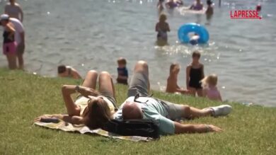 Caldo, nel Regno Unito centinaia di persone affollano le rive dei fiumi