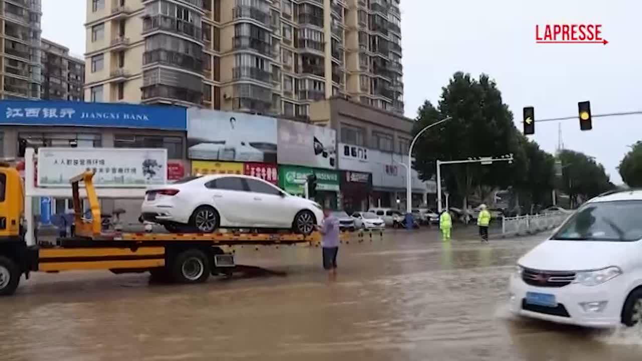 cina strade allagate e gente bloccata in auto gli effetti delle inondazioni da Lapresse.it cina strade allagate e gente bloccata in auto gli effetti delle inondazioni