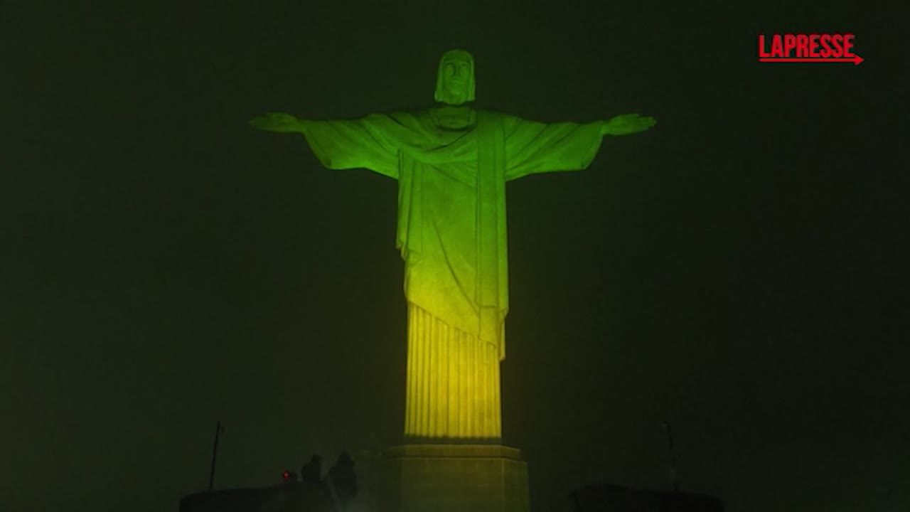 rio de janeiro il cristo redentore si illumina per i mondiali femminili da Lapresse.it rio de janeiro il cristo redentore si illumina per i mondiali femminili