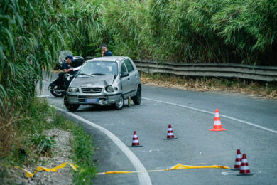 Roma, scontro tra scooter e auto in via Portuense: un morto