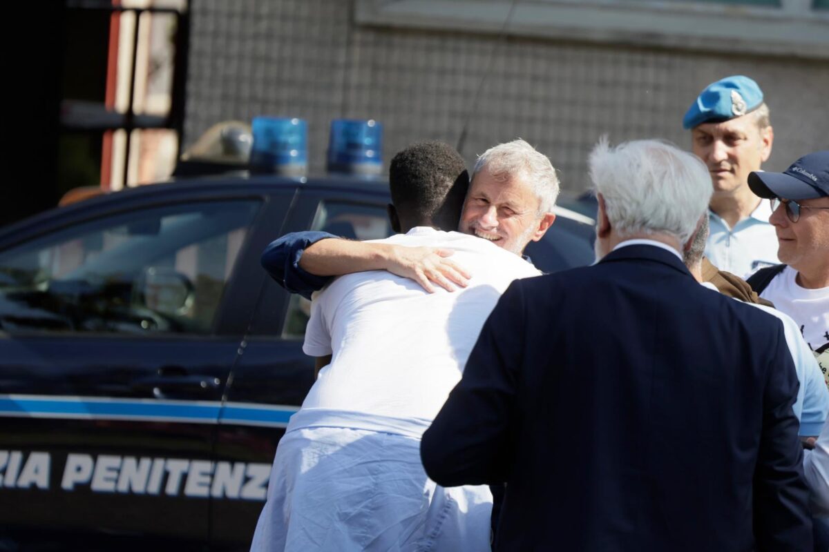 Alemanno, l’ex sindaco di Roma è uscito dal carcere: “Esco da innocente” Alemanno, l’ex sindaco di Roma è uscito dal carcere: “Esco da innocente”