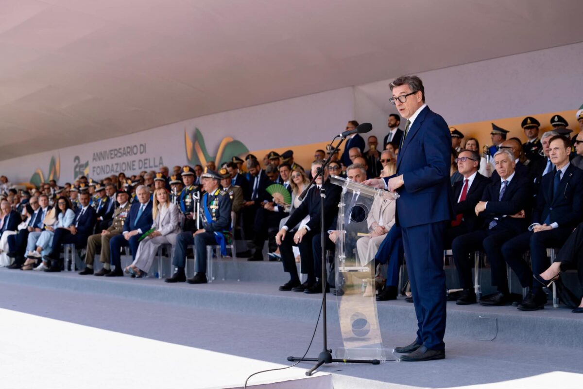 Guardia di Finanza, Meloni con Giorgetti e Tajani a Foggia per l’anniversario: medaglia d’oro alla bandiera del Corpo Guardia di Finanza, Meloni con Giorgetti e Tajani a Foggia per l’anniversario: medaglia d’oro alla bandiera del Corpo