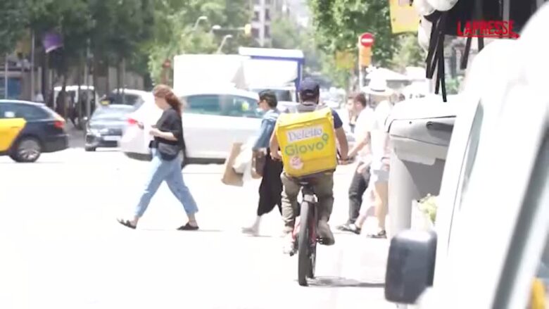 Caldo, a Roma rider non si fermano: "Se ti rifiuti non ti chiamano più"