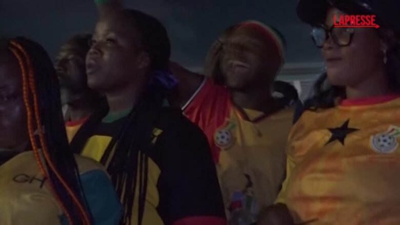 Mondiali 2026, i tifosi del Ghana ad Accra assistono al match contro l'Inghilterra