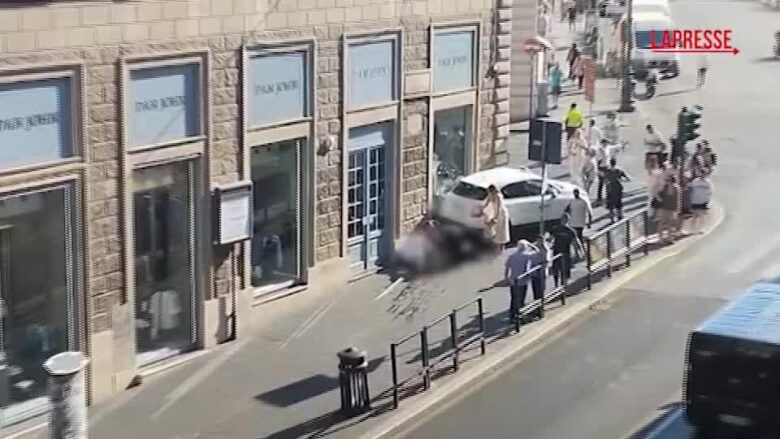 Roma, investita da un taxi in Via del Tritone: donna in gravi condizioni