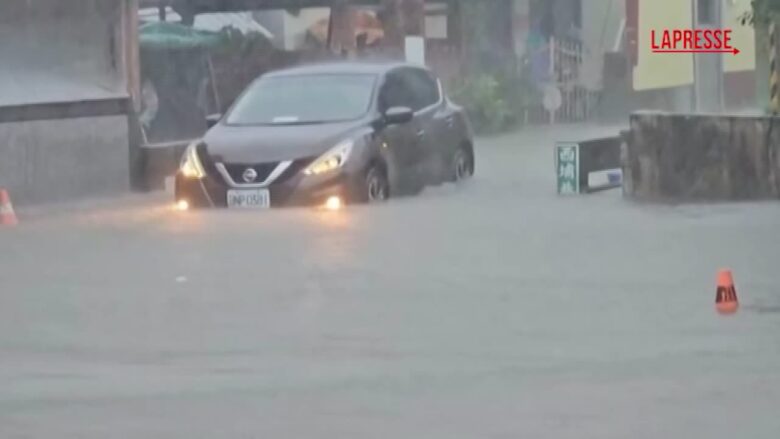 Taiwan imperversa tifone Mekkhala: strade come fiumi