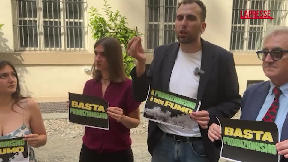 Protesta davanti al Municipio di Torino: esponenti radicali fumano uno spinello
