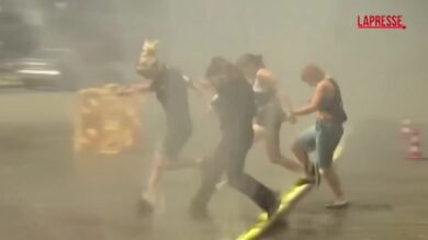 Caldo, a Colonia getti di acqua nebulizzata per rinfrescare i cittadini