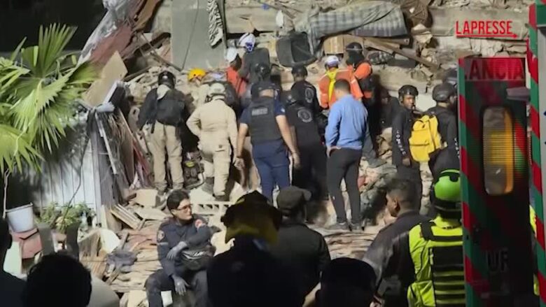 Terremoto in Venezuela, i soccorritori al lavoro tra le macerie a Caracas