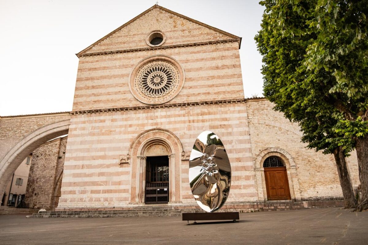 Helidon Xhixha presenta ad Assisi ‘Un Fiat… Dialoghi di Luce” nel VIII Centenario della morte di San Francesco