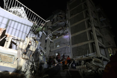 I soccorritori ispezionano un edificio danneggiato a seguito di un terremoto a Caracas, in Venezuela, mercoledì 24 giugno 2026. (Foto AP/Pedro Mattey)