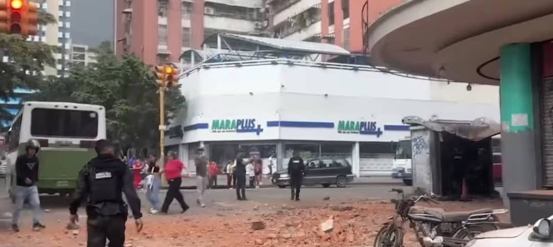 Venezuela, un italiano che vive a Caracas: “In strada morti e distruzione, si sentiva solo il lamento dei cani”