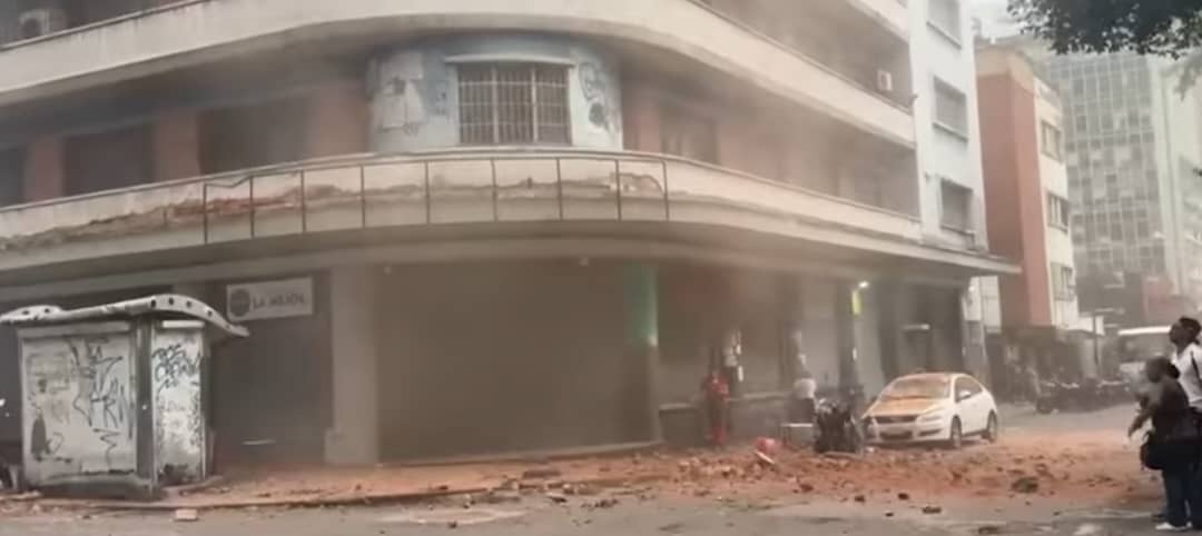 Venezuela, un italiano che vive a Caracas: “In strada morti e distruzione, si sentiva solo il lamento dei cani”