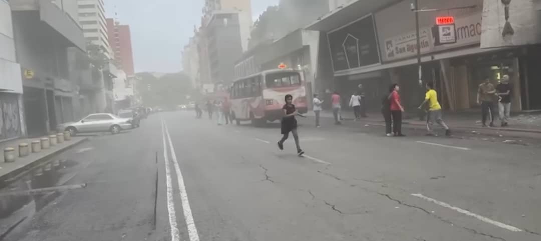 Venezuela, un italiano che vive a Caracas: “In strada morti e distruzione, si sentiva solo il lamento dei cani”