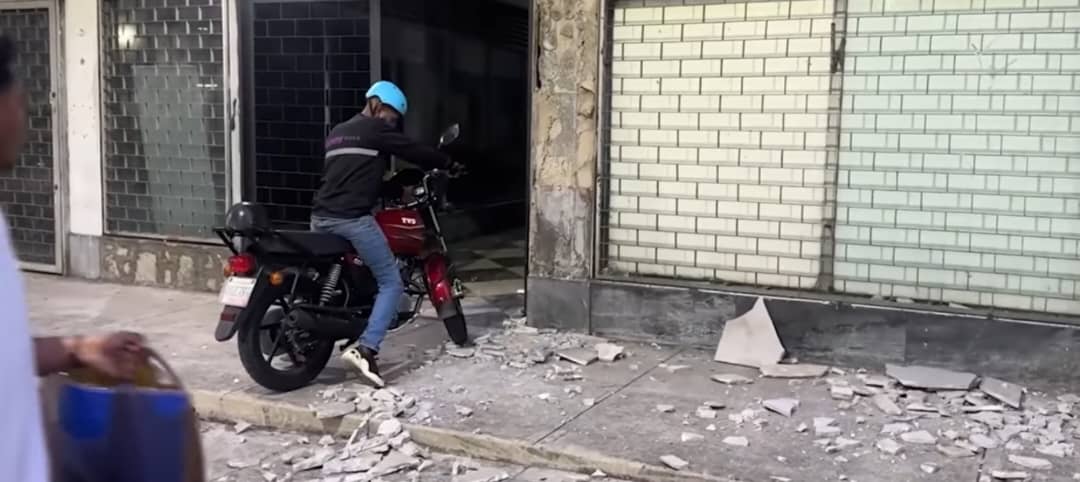 Venezuela, un italiano che vive a Caracas: “In strada morti e distruzione, si sentiva solo il lamento dei cani”