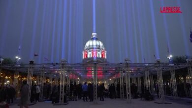 San Francisco, i suggestivi fasci di luce sopra il Civic Center