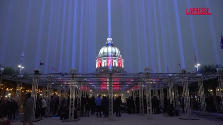 San Francisco, i suggestivi fasci di luce sopra il Civic Center