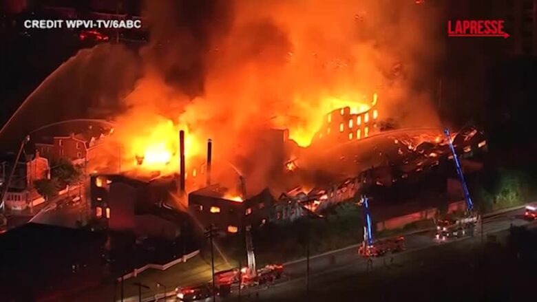 Usa, vasto incendio in un edificio in Pennsylvania