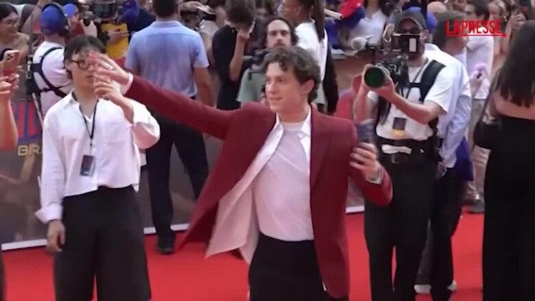 Zendaya e Tom Holland, bagno di folla a Parigi per l’uscita di “Spider-Man: Brand New Day”