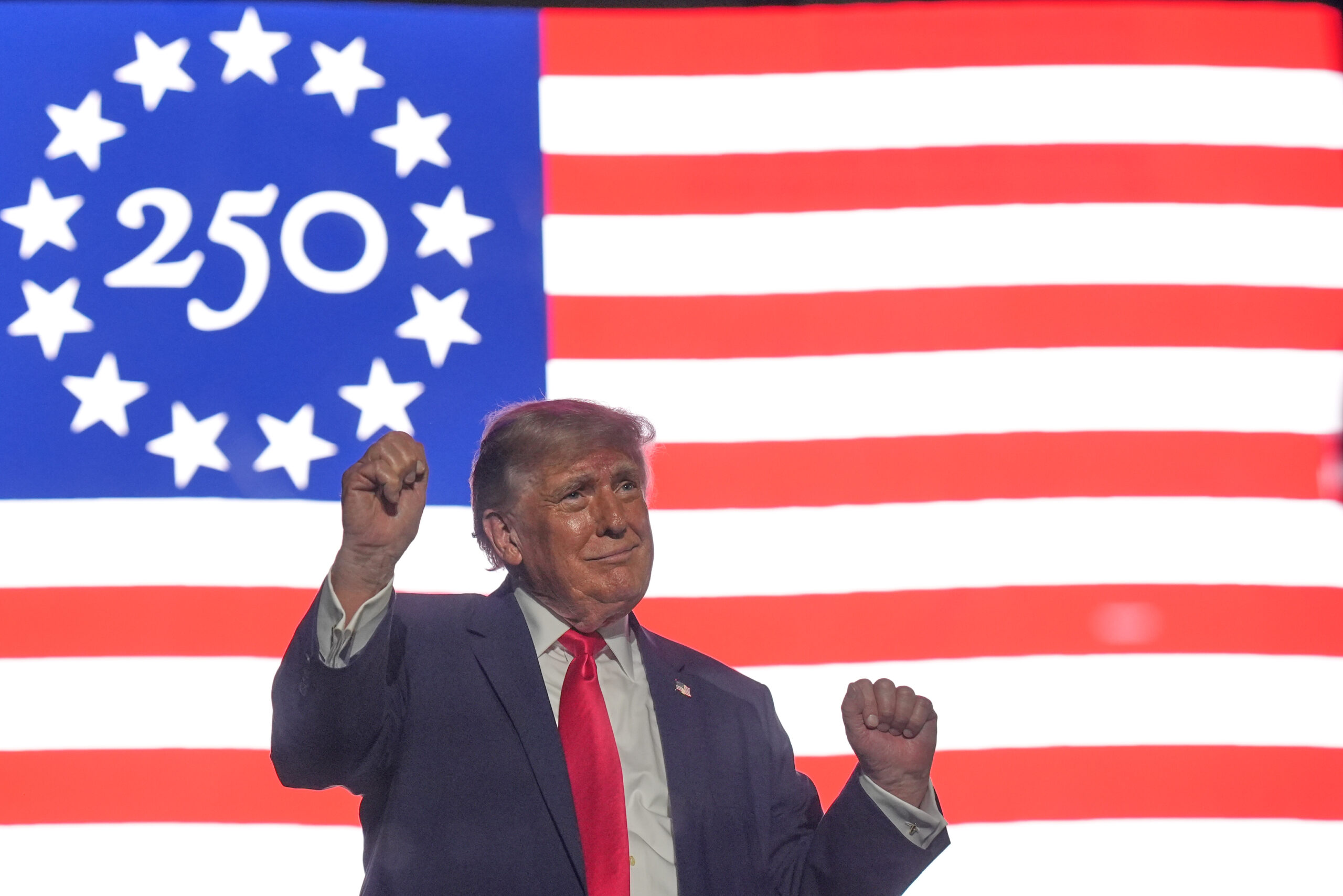 Trump, comizio e show per i 250 anni degli Usa: “L’America è tornata”