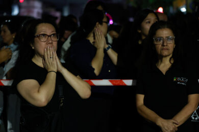Alcune donne osservano un edificio crollato in seguito a un terremoto a Caracas, in Venezuela, mercoledì 24 giugno 2026. (AP Photo/Pedro Mattey)