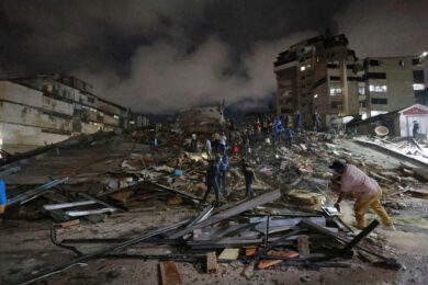 I soccorritori setacciano le macerie dopo un terremoto a Caracas, in Venezuela, mercoledì 24 giugno 2026. (Foto AP/Javier Campos)