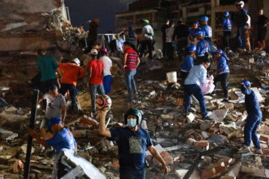 I soccorritori setacciano le macerie dopo un terremoto a Caracas, in Venezuela, mercoledì 24 giugno 2026. (AP Photo/Javier Campos)