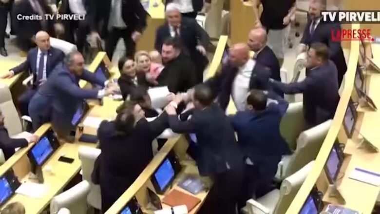Georgia, rissa in Parlamento durante l’intervento del premier