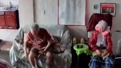 Terremoto in Venezuela, una coppia di anziani si tiene per mano durante la scossa