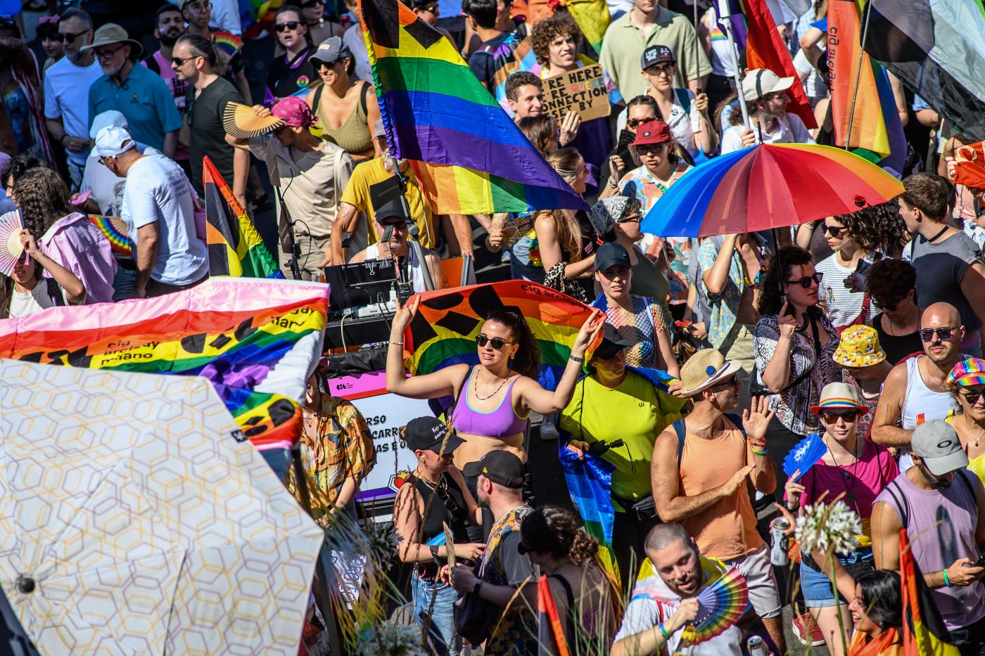 Milano Pride 2026, sempre più realtà non partecipano: perché e cosa c’entra il rainbow washing