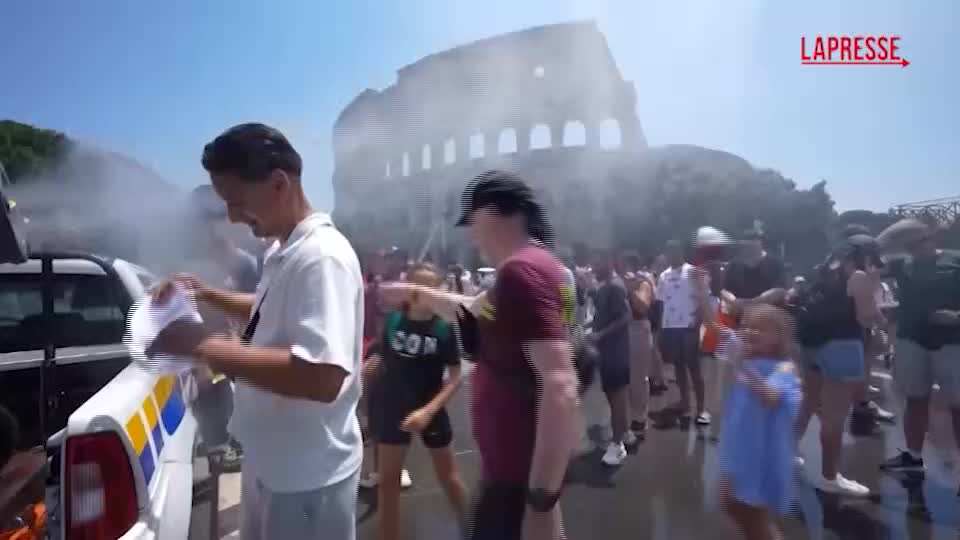 Caldo record, a Roma nebulizzatori d'acqua sui turisti al Colosseo