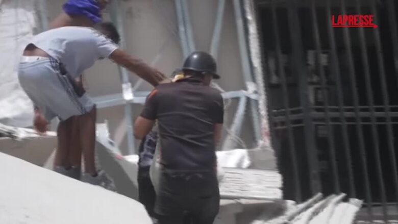 Terremoto in Venezuela, i soccorritori continuano a scavare tra le macerie per cercare sopravvissuti