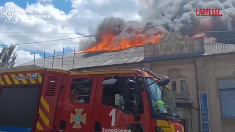 Ucraina, 15 feriti a Zaporizhzhia dopo il raid russo: i vigili del fuoco alle prese con gli incendi