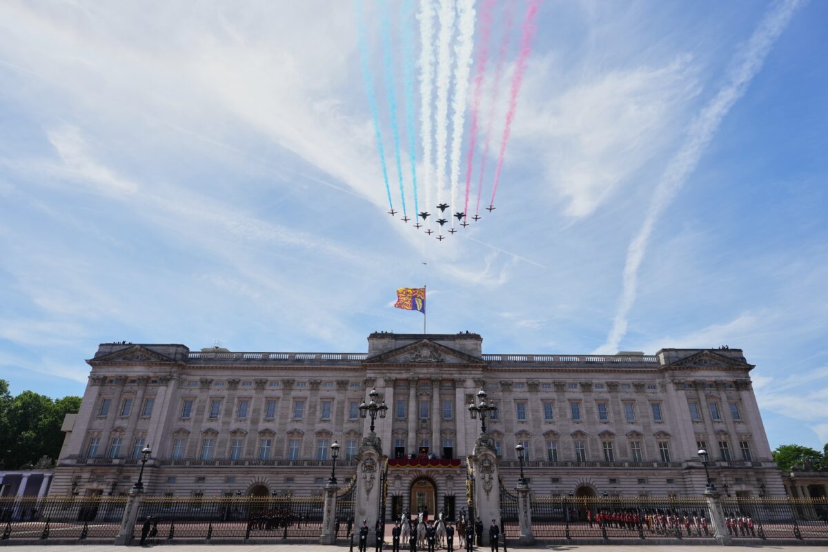 Re Carlo vivrà a Clarence House: perché i reali lasciano Buckingham Palace