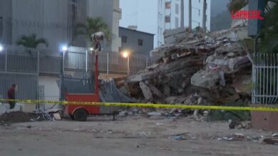 Terremoto in Venezuela, i soccorritori rimuovono le macerie dalle strade