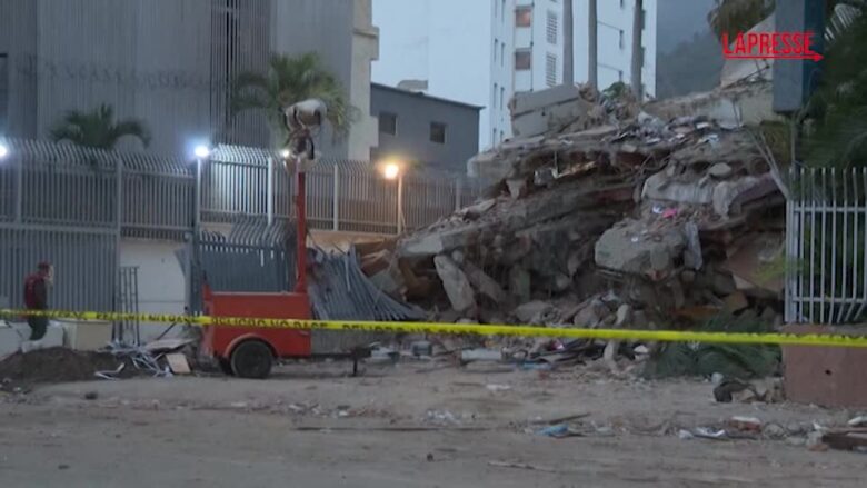 Terremoto in Venezuela, i soccorritori rimuovono le macerie dalle strade